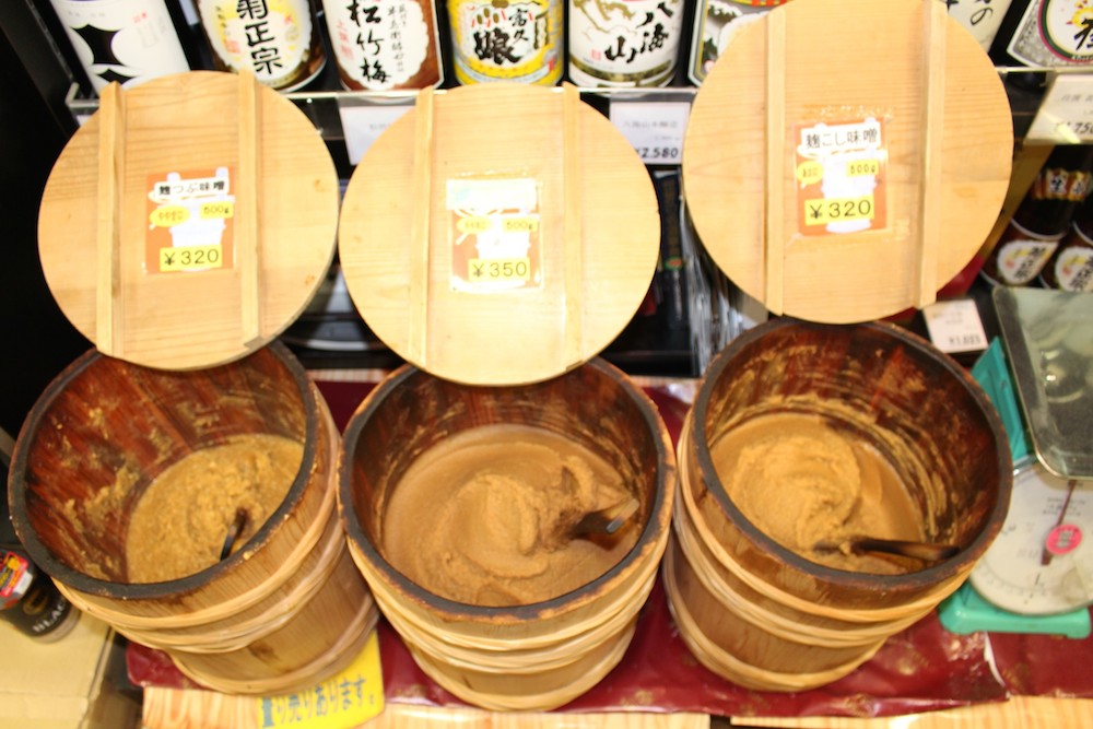 今では珍しい味噌の量り売り。選び抜かれた3樽のお味噌です。