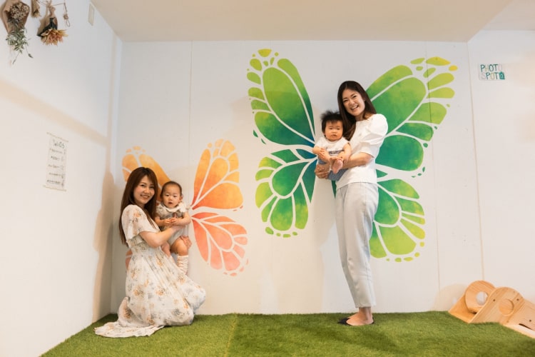蝶の壁アートは親子で楽しめるフォトスポットです。