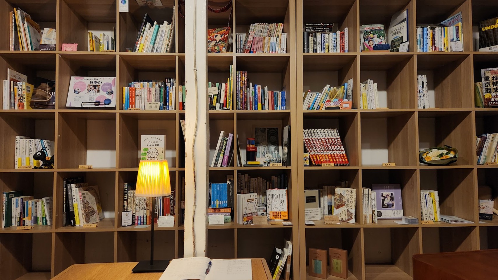 小説、哲学書、マンガ、絵本、画集、レシピ本、手作りの本など