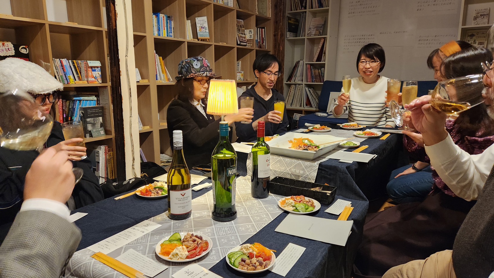 本棚から生まれたお料理を食べる「本棚食堂」も開催しています